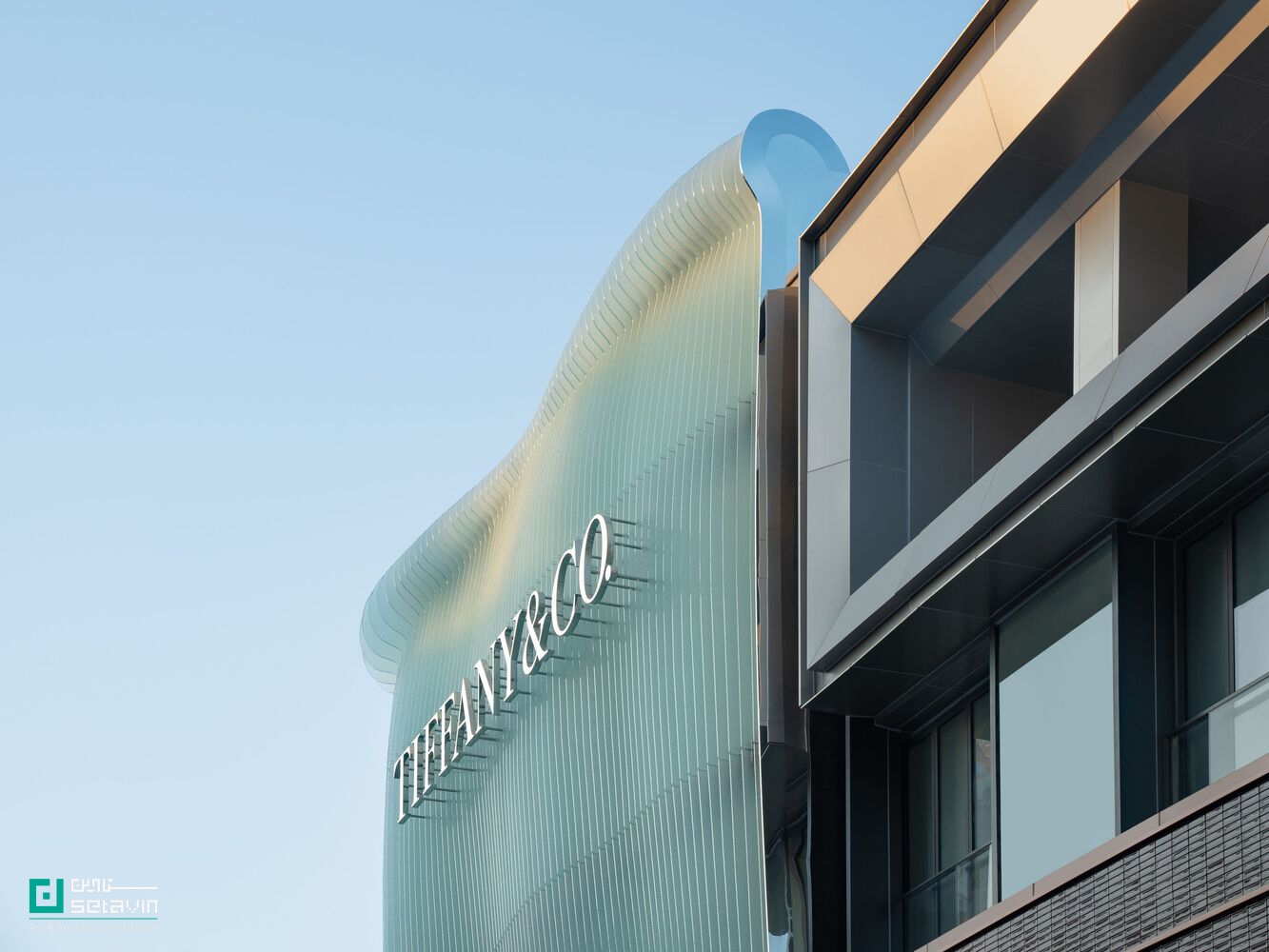 بررسی فروشگاه شاخص Tiffany & Co در پکن با طراحی MVRDV؛ نمایی شیشهای، الهامگرفته از جواهرات السا پرتی و رویکردی نوآورانه در معماری معاصر.