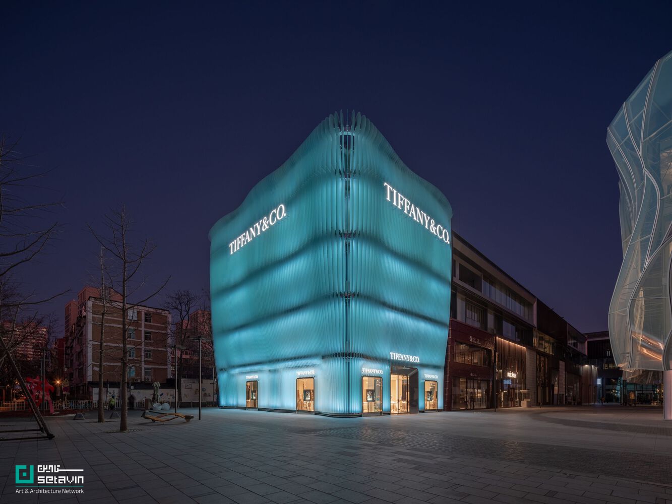 بررسی فروشگاه شاخص Tiffany & Co در پکن با طراحی MVRDV؛ نمایی شیشهای، الهامگرفته از جواهرات السا پرتی و رویکردی نوآورانه در معماری معاصر.