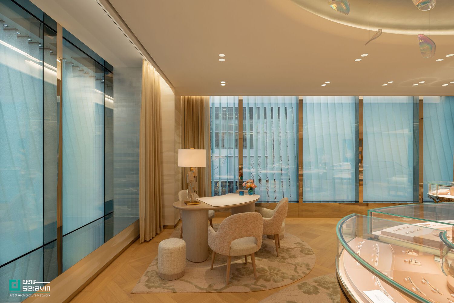 بررسی فروشگاه شاخص Tiffany & Co در پکن با طراحی MVRDV؛ نمایی شیشهای، الهامگرفته از جواهرات السا پرتی و رویکردی نوآورانه در معماری معاصر.