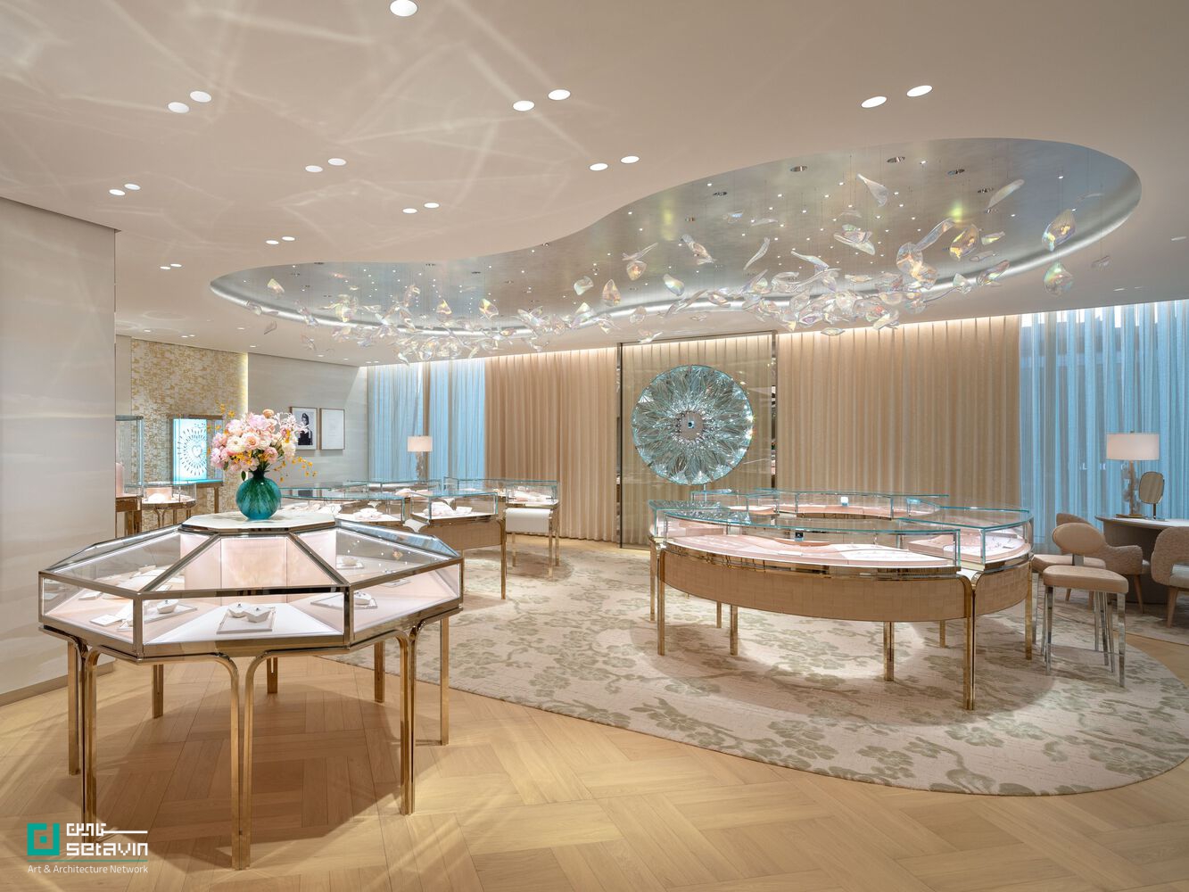 بررسی فروشگاه شاخص Tiffany & Co در پکن با طراحی MVRDV؛ نمایی شیشهای، الهامگرفته از جواهرات السا پرتی و رویکردی نوآورانه در معماری معاصر.
