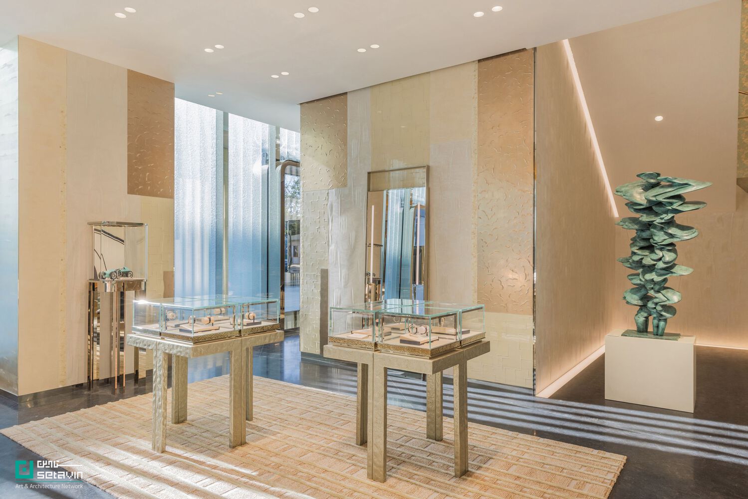 بررسی فروشگاه شاخص Tiffany & Co در پکن با طراحی MVRDV؛ نمایی شیشهای، الهامگرفته از جواهرات السا پرتی و رویکردی نوآورانه در معماری معاصر.