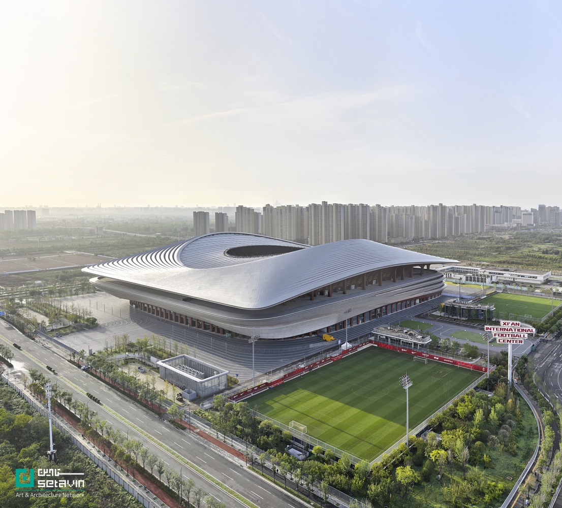 مرکز بینالمللی فوتبال شیآن اثر Zaha Hadid Architects در چین؛ استادیوم ۶۰ هزار نفری با سازه کابلی سبک، طراحی اقلیممحور و پیوند فعال با شهر.