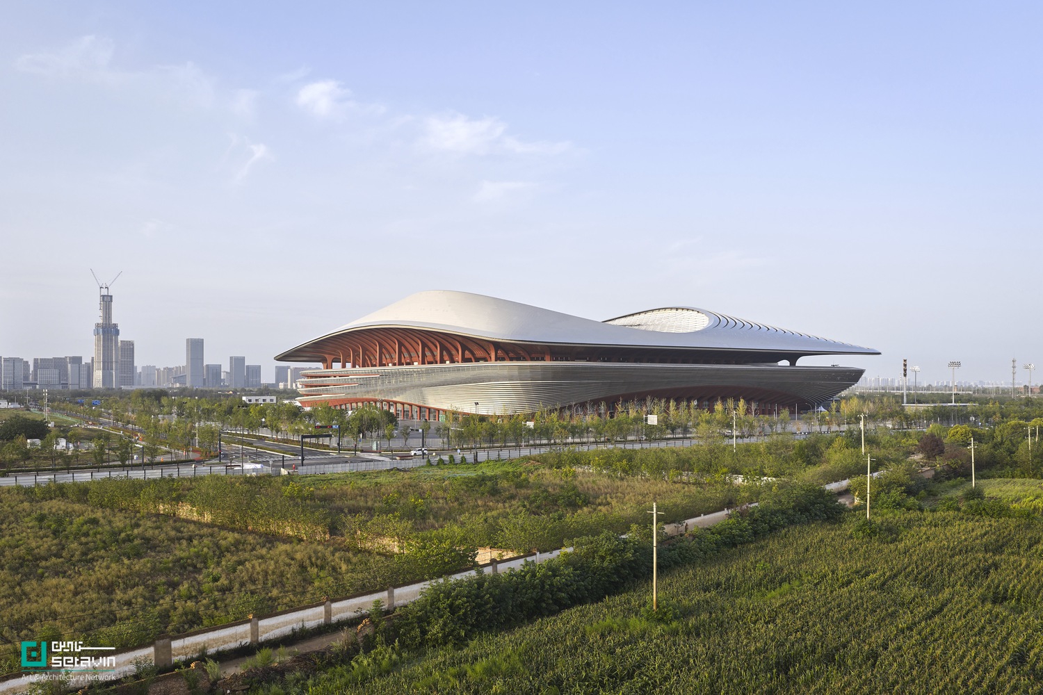 مرکز بینالمللی فوتبال شیآن اثر Zaha Hadid Architects در چین؛ استادیوم ۶۰ هزار نفری با سازه کابلی سبک، طراحی اقلیممحور و پیوند فعال با شهر.