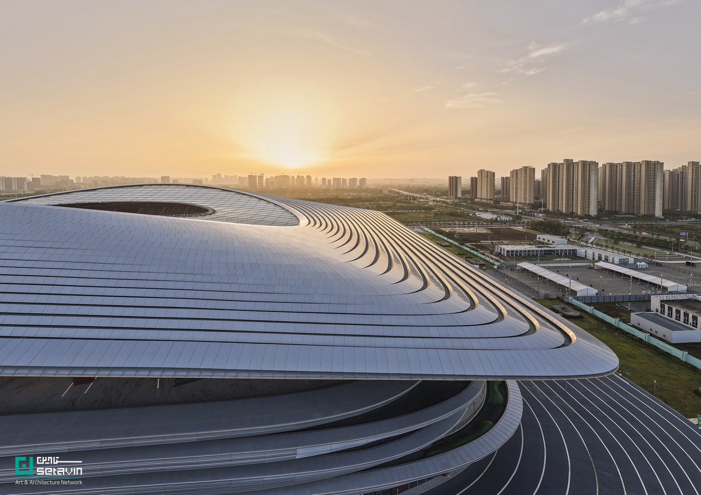مرکز بینالمللی فوتبال شیآن اثر Zaha Hadid Architects در چین؛ استادیوم ۶۰ هزار نفری با سازه کابلی سبک، طراحی اقلیممحور و پیوند فعال با شهر.