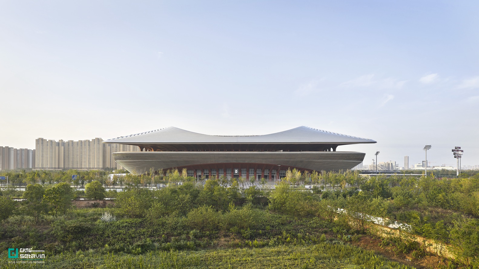 مرکز بینالمللی فوتبال شیآن اثر Zaha Hadid Architects در چین؛ استادیوم ۶۰ هزار نفری با سازه کابلی سبک، طراحی اقلیممحور و پیوند فعال با شهر.