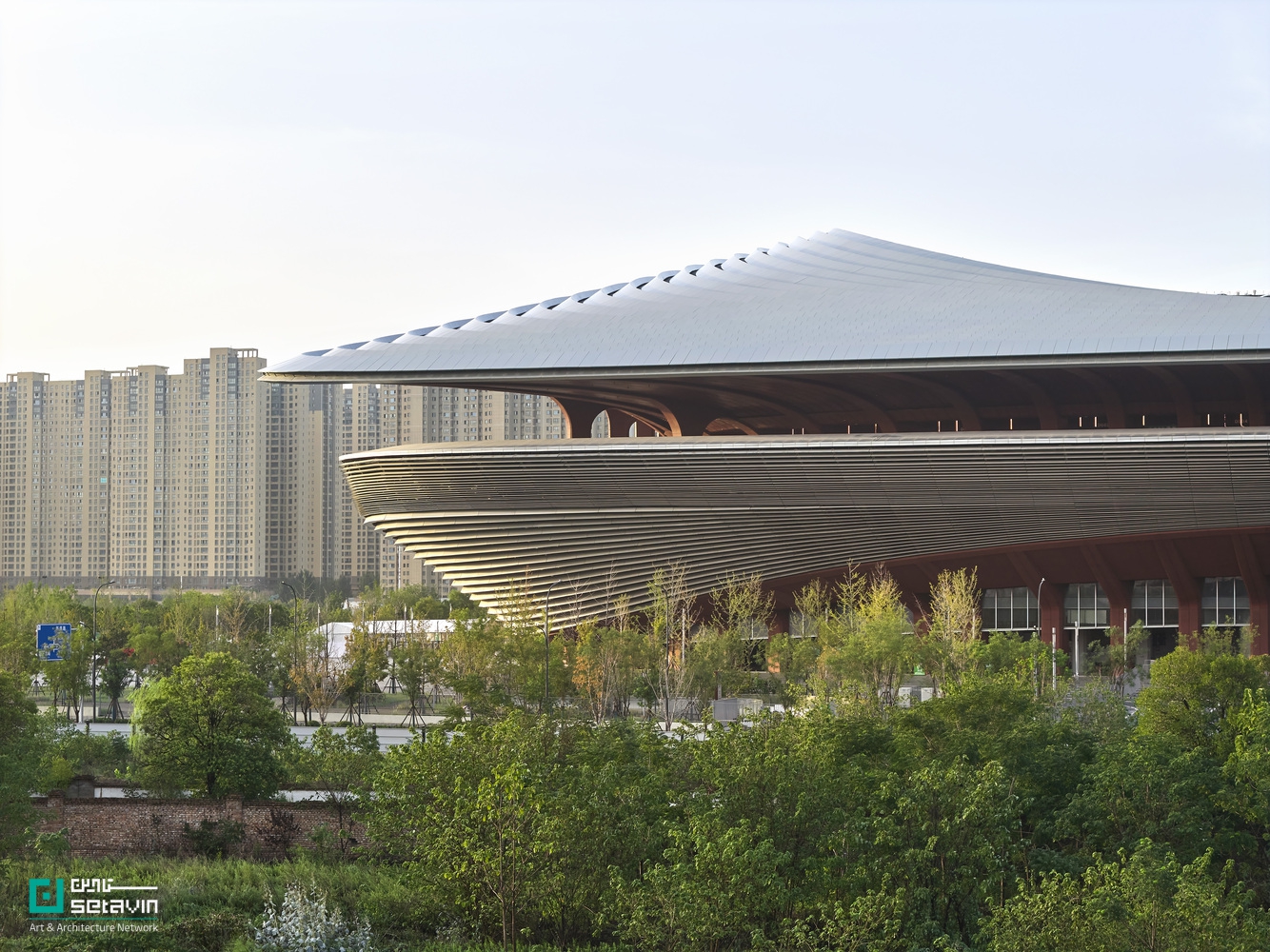مرکز بینالمللی فوتبال شیآن اثر Zaha Hadid Architects در چین؛ استادیوم ۶۰ هزار نفری با سازه کابلی سبک، طراحی اقلیممحور و پیوند فعال با شهر.