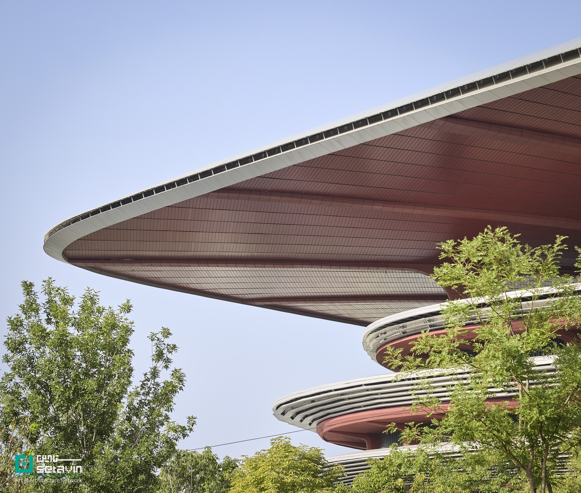 مرکز بینالمللی فوتبال شیآن اثر Zaha Hadid Architects در چین؛ استادیوم ۶۰ هزار نفری با سازه کابلی سبک، طراحی اقلیممحور و پیوند فعال با شهر.