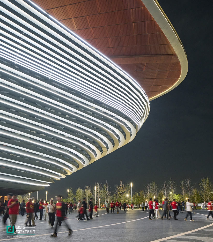 مرکز بینالمللی فوتبال شیآن اثر Zaha Hadid Architects در چین؛ استادیوم ۶۰ هزار نفری با سازه کابلی سبک، طراحی اقلیممحور و پیوند فعال با شهر.