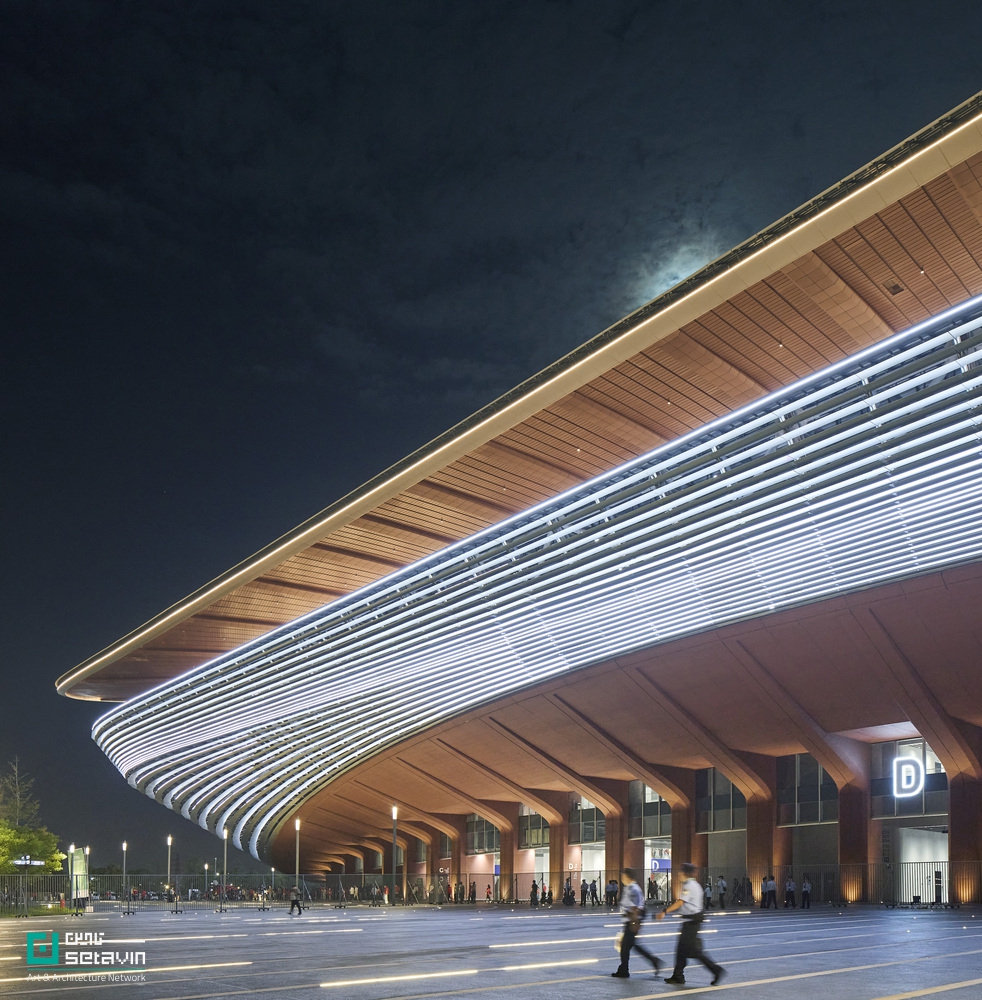 مرکز بینالمللی فوتبال شیآن اثر Zaha Hadid Architects در چین؛ استادیوم ۶۰ هزار نفری با سازه کابلی سبک، طراحی اقلیممحور و پیوند فعال با شهر.