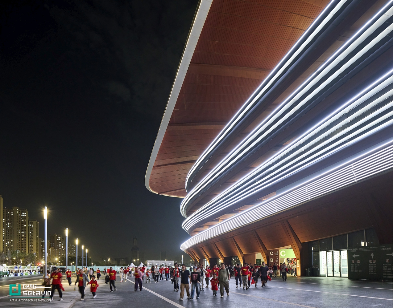 مرکز بینالمللی فوتبال شیآن اثر Zaha Hadid Architects در چین؛ استادیوم ۶۰ هزار نفری با سازه کابلی سبک، طراحی اقلیممحور و پیوند فعال با شهر.