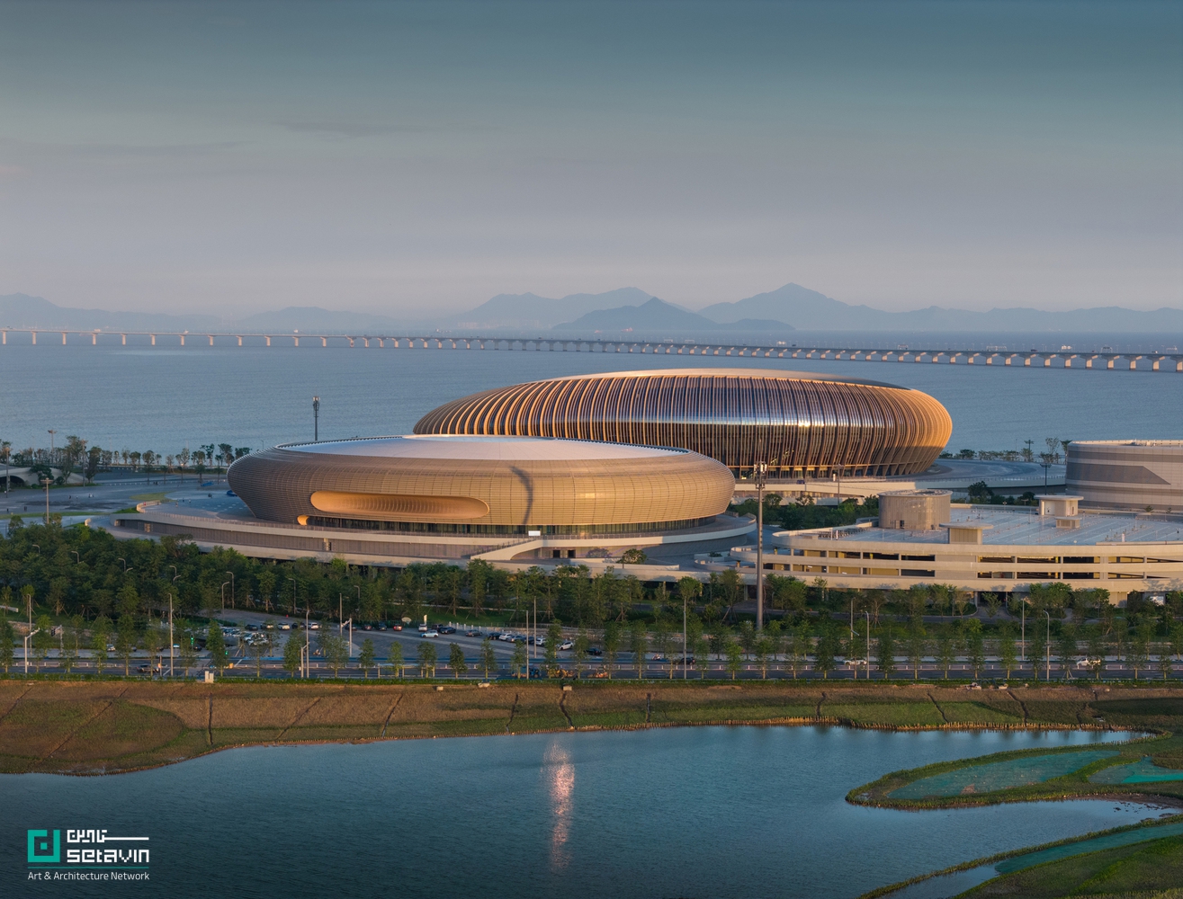 مرکز ورزشی منطقه خلیج بزرگ اثر Zaha Hadid Architects در چین؛ مجموعه‌ای آینده‌نگر با استادیوم ۶۰ هزار نفری، اقلیم‌پذیر و الهام‌گرفته از معماری بومی لینگ‌نان.