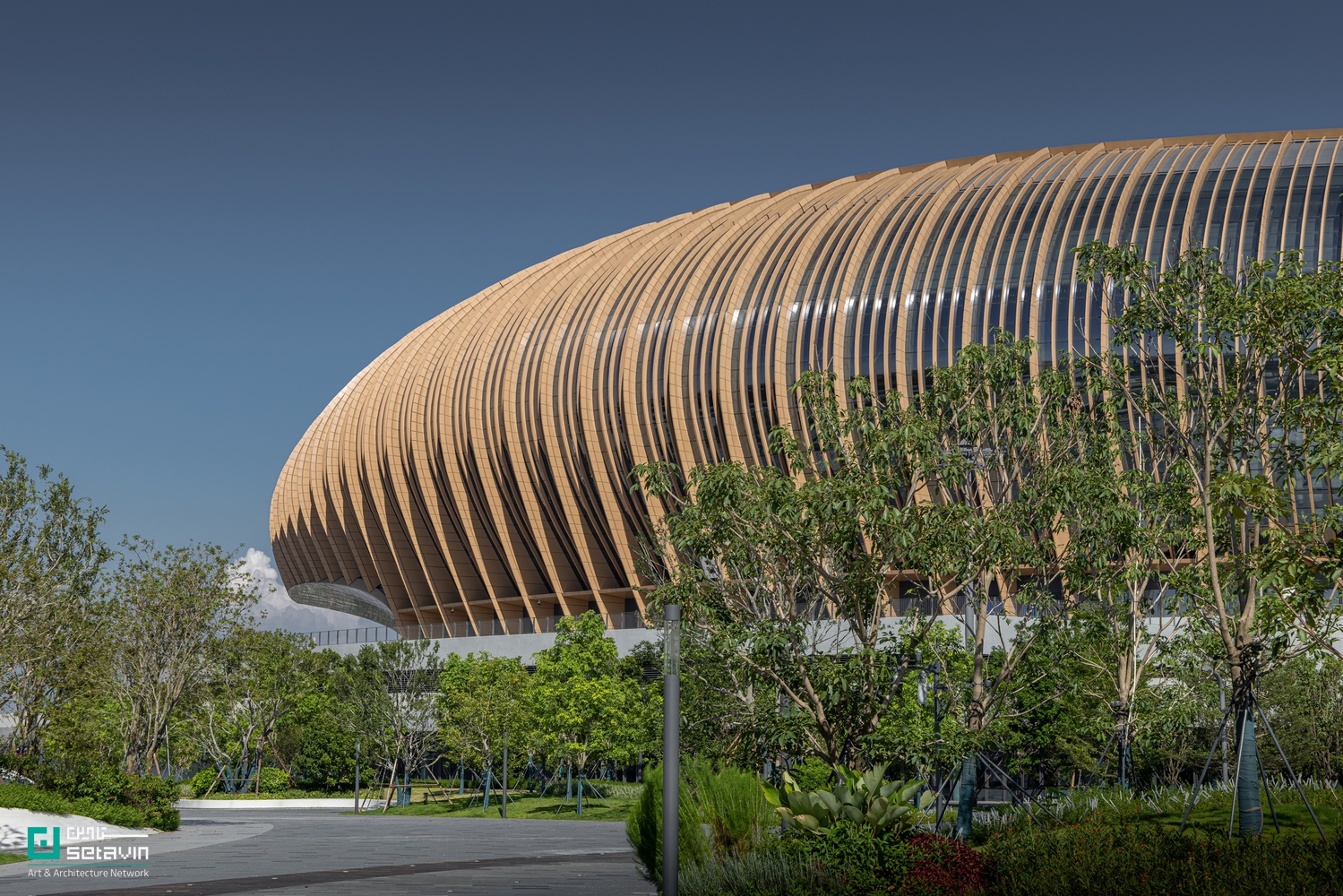 مرکز ورزشی منطقه خلیج بزرگ اثر Zaha Hadid Architects در چین؛ مجموعه‌ای آینده‌نگر با استادیوم ۶۰ هزار نفری، اقلیم‌پذیر و الهام‌گرفته از معماری بومی لینگ‌نان.