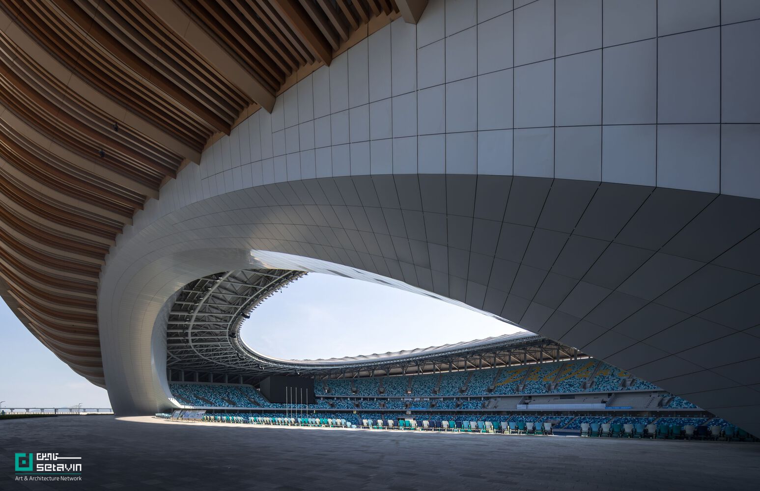 مرکز ورزشی منطقه خلیج بزرگ اثر Zaha Hadid Architects در چین؛ مجموعه‌ای آینده‌نگر با استادیوم ۶۰ هزار نفری، اقلیم‌پذیر و الهام‌گرفته از معماری بومی لینگ‌نان.