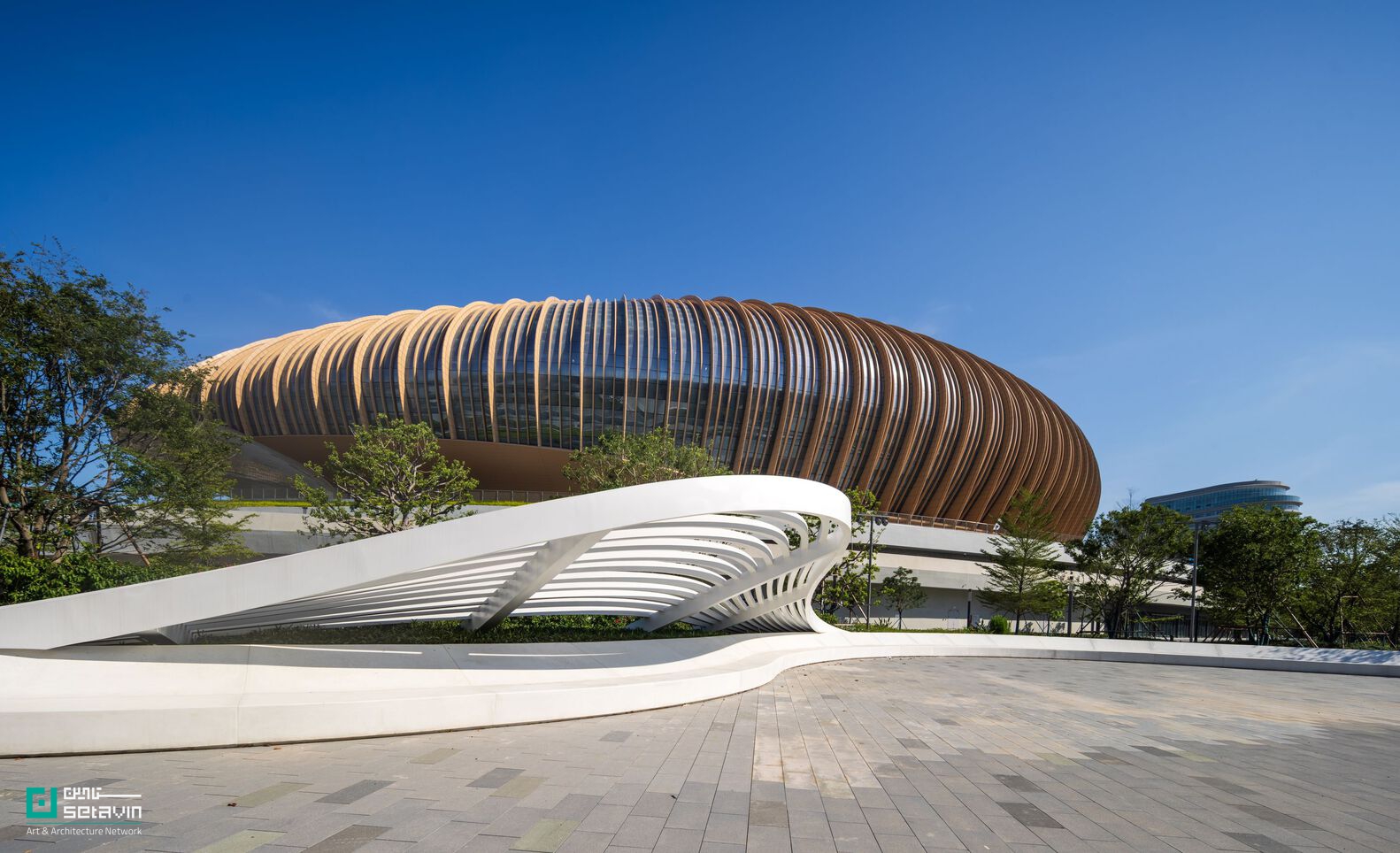 مرکز ورزشی منطقه خلیج بزرگ اثر Zaha Hadid Architects در چین؛ مجموعه‌ای آینده‌نگر با استادیوم ۶۰ هزار نفری، اقلیم‌پذیر و الهام‌گرفته از معماری بومی لینگ‌نان.