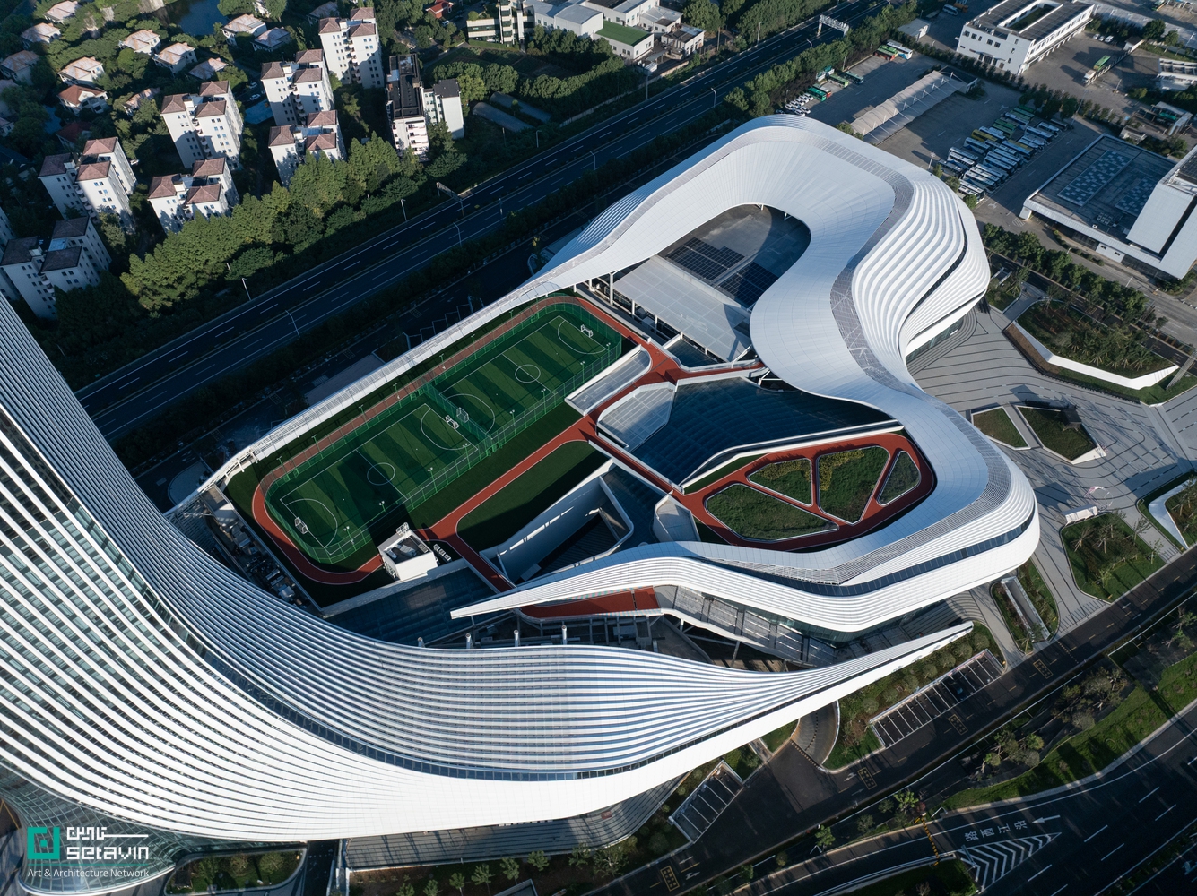 مرکز کروی شین‌چانگ اثر line+ studio در چین؛ مجموعه‌ای بزرگ در معماری ورزشی با رویکرد Sports Mall، انعطاف‌پذیری فضایی و نقش کلیدی در بازآفرینی شهری.