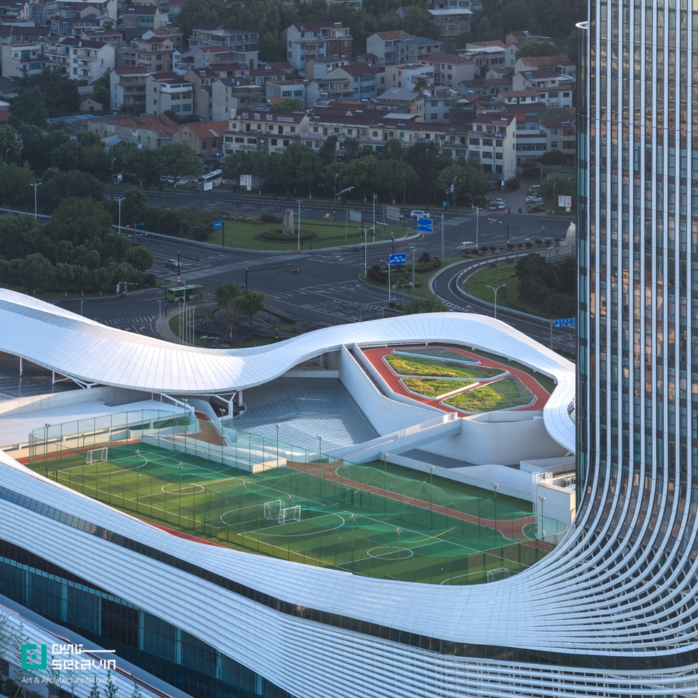 مرکز کروی شین‌چانگ اثر line+ studio در چین؛ مجموعه‌ای بزرگ در معماری ورزشی با رویکرد Sports Mall، انعطاف‌پذیری فضایی و نقش کلیدی در بازآفرینی شهری.