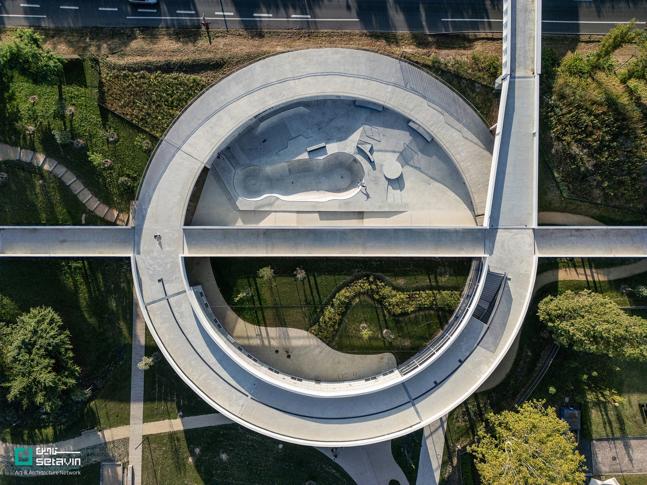 مجموعه ورزشی پُتی-کوِوی اثر Olgga Architects در فرانسه؛ پروژه‌ای تلفیقی از معماری منظر و ورزش با رویکرد بازپیوند شهری، فضاهای عمومی و طبیعت.