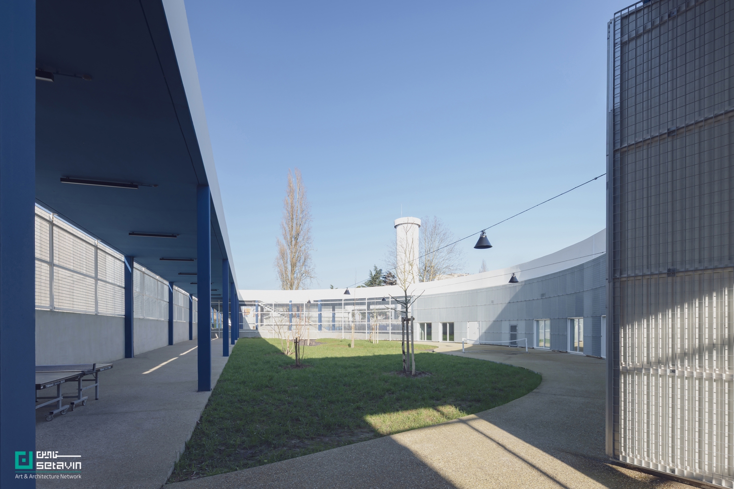 مجموعه ورزشی پُتی-کوِوی اثر Olgga Architects در فرانسه؛ پروژه‌ای تلفیقی از معماری منظر و ورزش با رویکرد بازپیوند شهری، فضاهای عمومی و طبیعت.