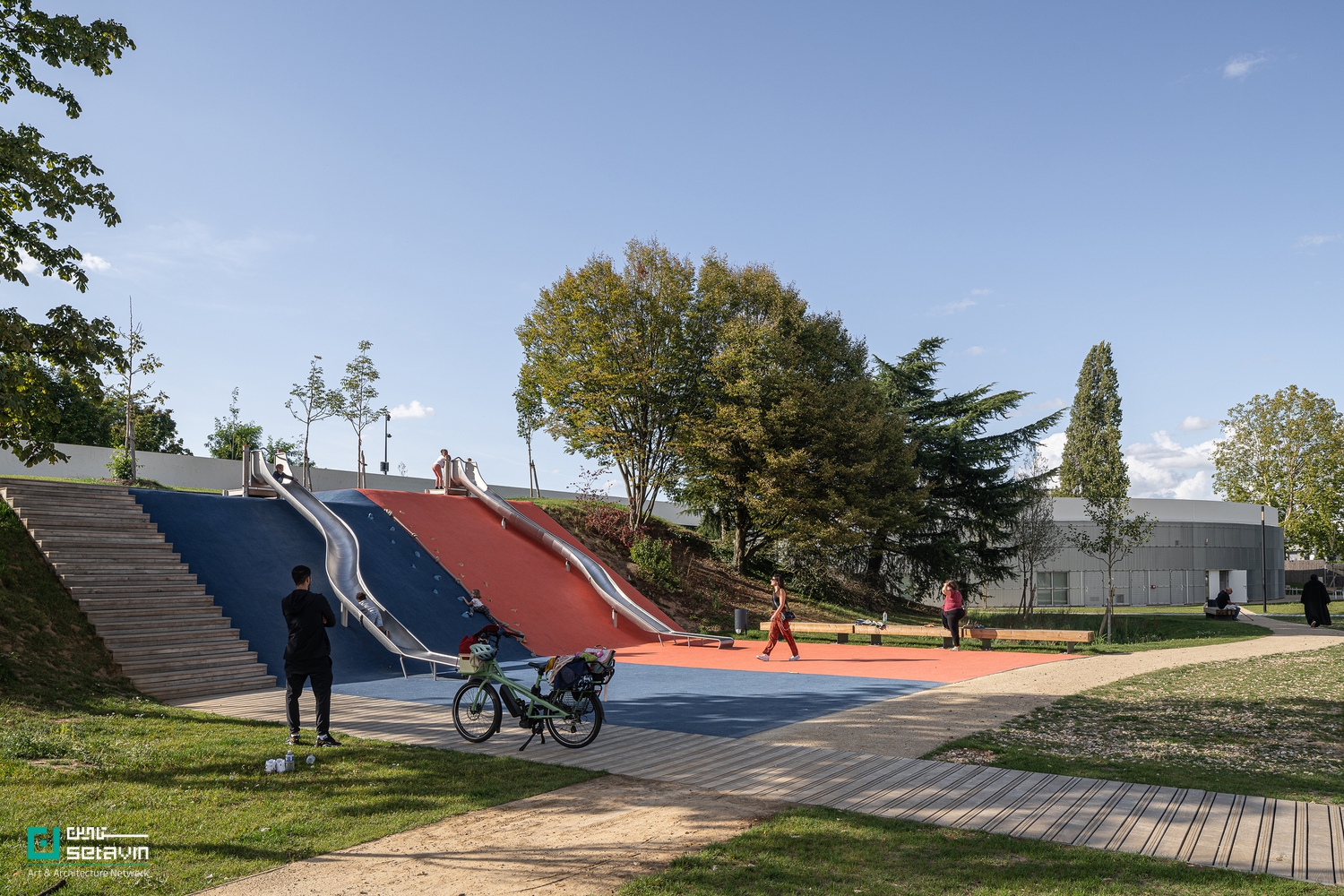 مجموعه ورزشی پُتی-کوِوی اثر Olgga Architects در فرانسه؛ پروژه‌ای تلفیقی از معماری منظر و ورزش با رویکرد بازپیوند شهری، فضاهای عمومی و طبیعت.