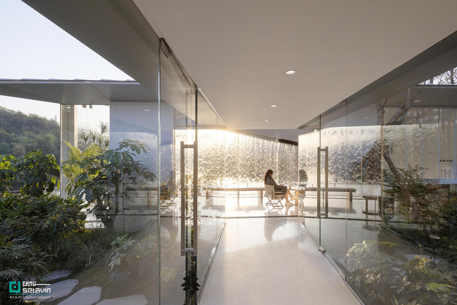 کافه لوکس‌ریورز چونگ‌کینگ، طراحی استودیو Wide Horizon و Epiphany Architects در چین؛ معماری سبک‌وزن با سقف‌های تاخورده در تعامل با طبیعت و زیرساخت شهری.