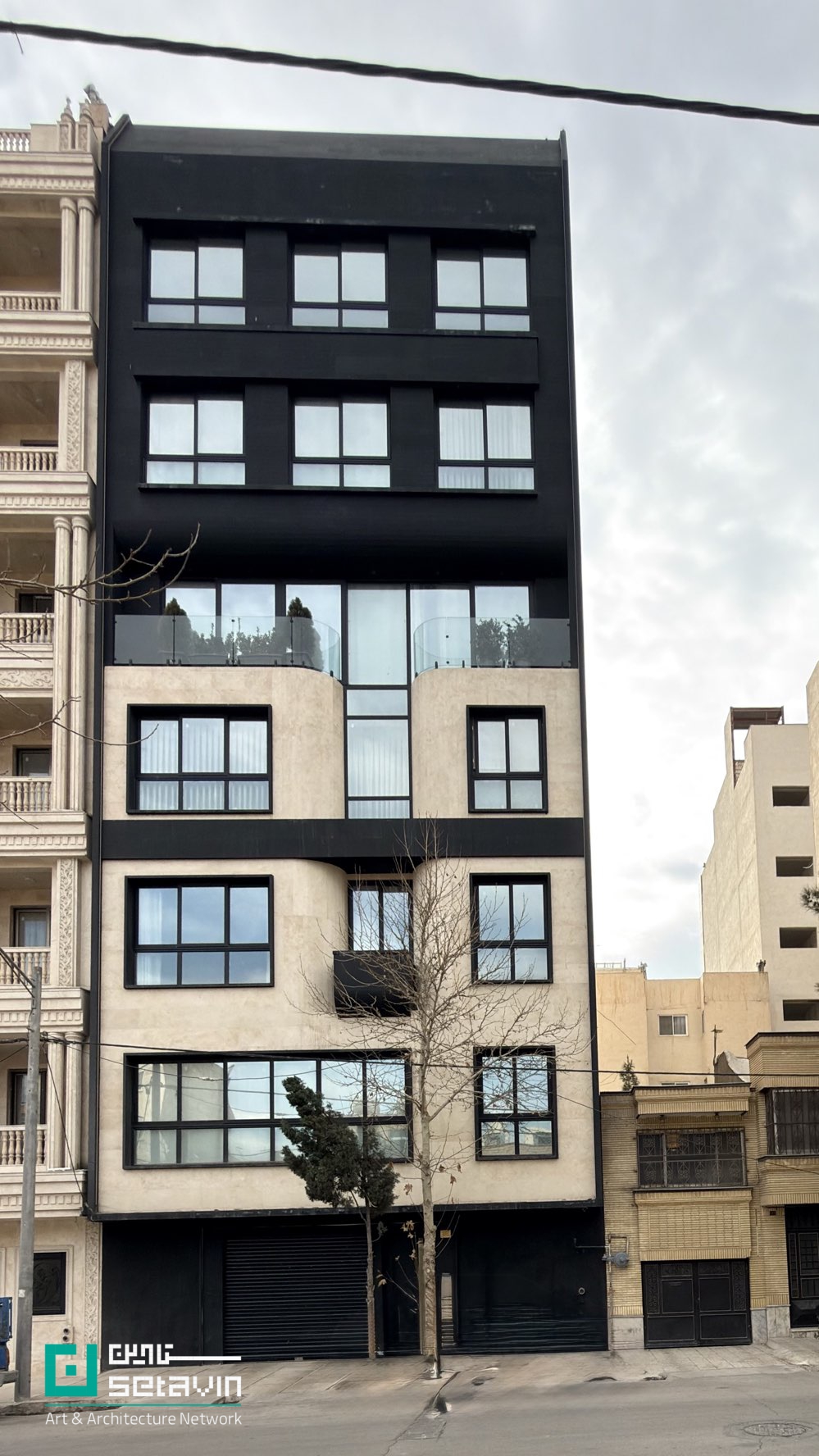 آپارتمان مسکونی ساباط در مشهد، اثر دفتر معماری ABMT.Office، با رویکردی معاصر در طراحی نما و استفاده از لایه‌های سنگ، تراس سبز و حجم شاخص، خوانشی متفاوت در بافت شهری ارائه می‌دهد.