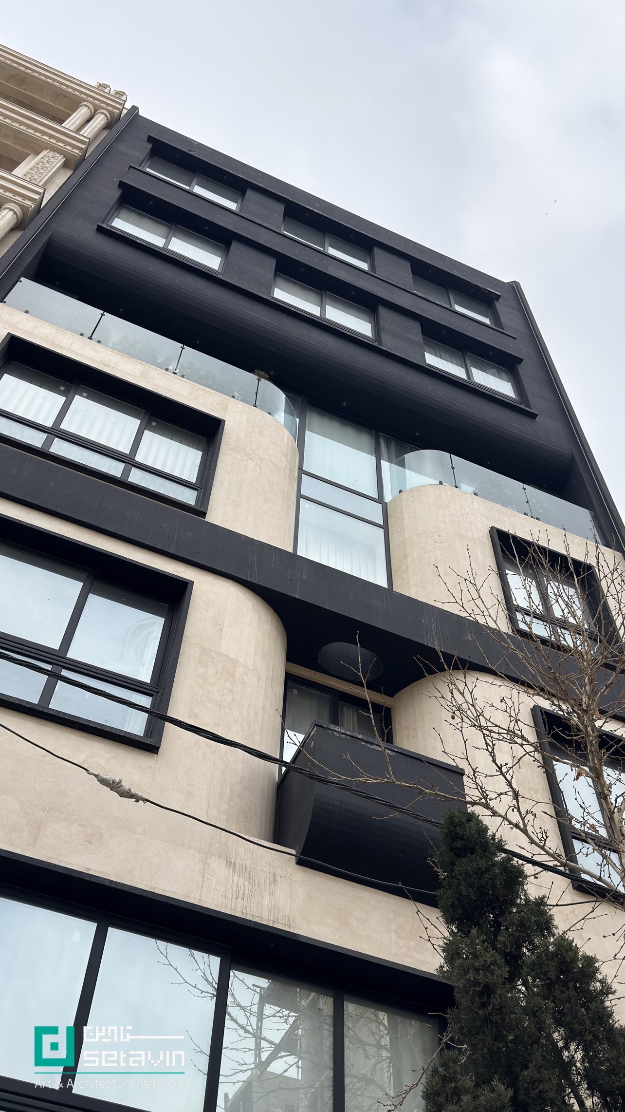 آپارتمان مسکونی ساباط در مشهد، اثر دفتر معماری ABMT.Office، با رویکردی معاصر در طراحی نما و استفاده از لایه‌های سنگ، تراس سبز و حجم شاخص، خوانشی متفاوت در بافت شهری ارائه می‌دهد.