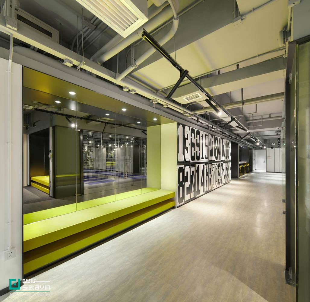 معرفی مرکز فعالیت کارکنان Times Property در گوانگژو؛ طراحی C&C DESIGN با رویکرد سیاه‌وسفید، زیبایی صنعتی و تقویت تعامل اجتماعی در محیط سازمانی.