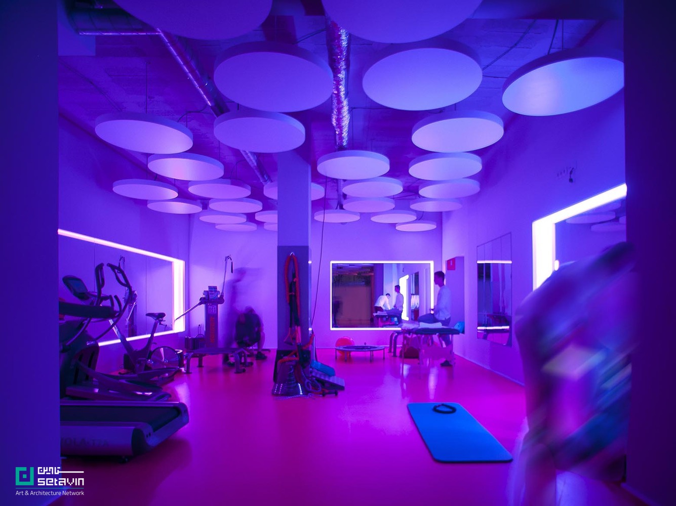 معرفی مرکز Active Therapy Center R3 در اسپانیا؛ طراحی Gabriel Gomera Studio با تأکید بر نور طبیعی، رنگ‌درمانی و پیوند ذهن و بدن در فضایی ۲۳۰ مترمربعی.
