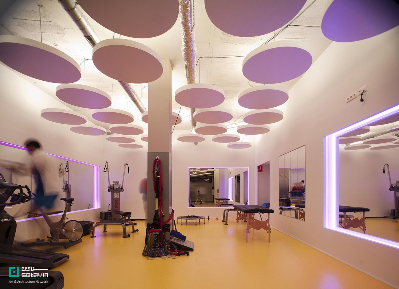 معرفی مرکز Active Therapy Center R3 در اسپانیا؛ طراحی Gabriel Gomera Studio با تأکید بر نور طبیعی، رنگ‌درمانی و پیوند ذهن و بدن در فضایی ۲۳۰ مترمربعی.