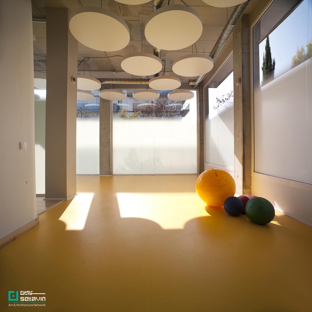معرفی مرکز Active Therapy Center R3 در اسپانیا؛ طراحی Gabriel Gomera Studio با تأکید بر نور طبیعی، رنگ‌درمانی و پیوند ذهن و بدن در فضایی ۲۳۰ مترمربعی.