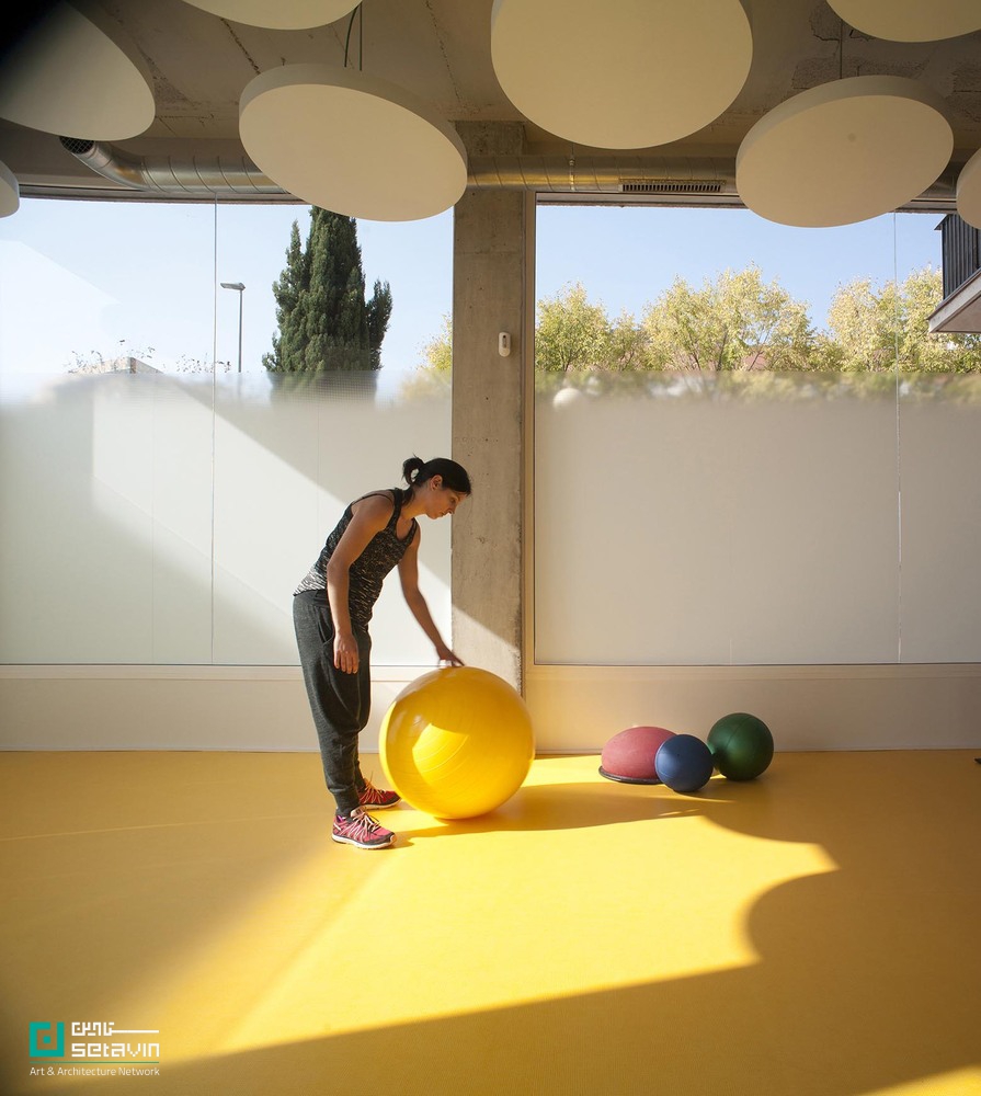 معرفی مرکز Active Therapy Center R3 در اسپانیا؛ طراحی Gabriel Gomera Studio با تأکید بر نور طبیعی، رنگ‌درمانی و پیوند ذهن و بدن در فضایی ۲۳۰ مترمربعی.