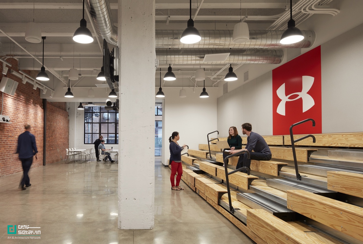 معرفی دفتر Under Armour Connected Fitness در سان‌فرانسیسکو؛ طراحی Bohlin Cywinski Jackson با رویکرد صنعتی، فضای کاری منعطف و تلفیق ورزش، فناوری و اجتماع.