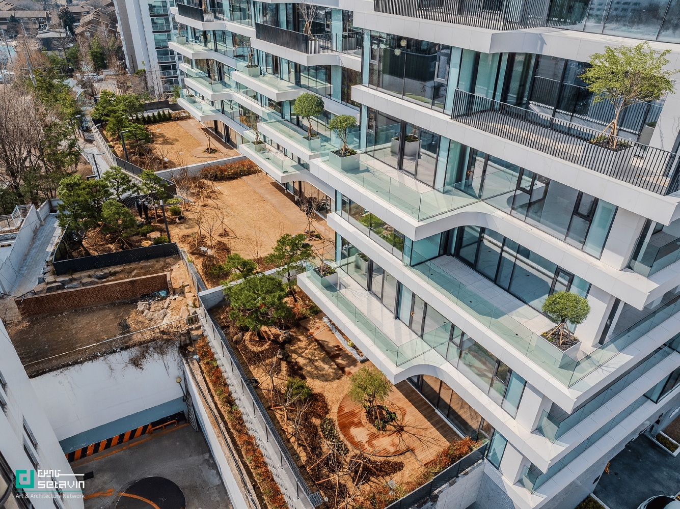 پروژه AFER Hangang در سئول، اثر Hyunjoon Yoo + Partners، با فرم پلکانی و تراس‌های باز، رویکردی نو به زندگی آپارتمانی و ارتباط انسان با طبیعت ارائه می‌دهد.