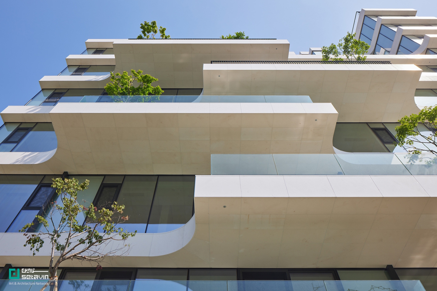 پروژه AFER Hangang در سئول، اثر Hyunjoon Yoo + Partners، با فرم پلکانی و تراس‌های باز، رویکردی نو به زندگی آپارتمانی و ارتباط انسان با طبیعت ارائه می‌دهد.
