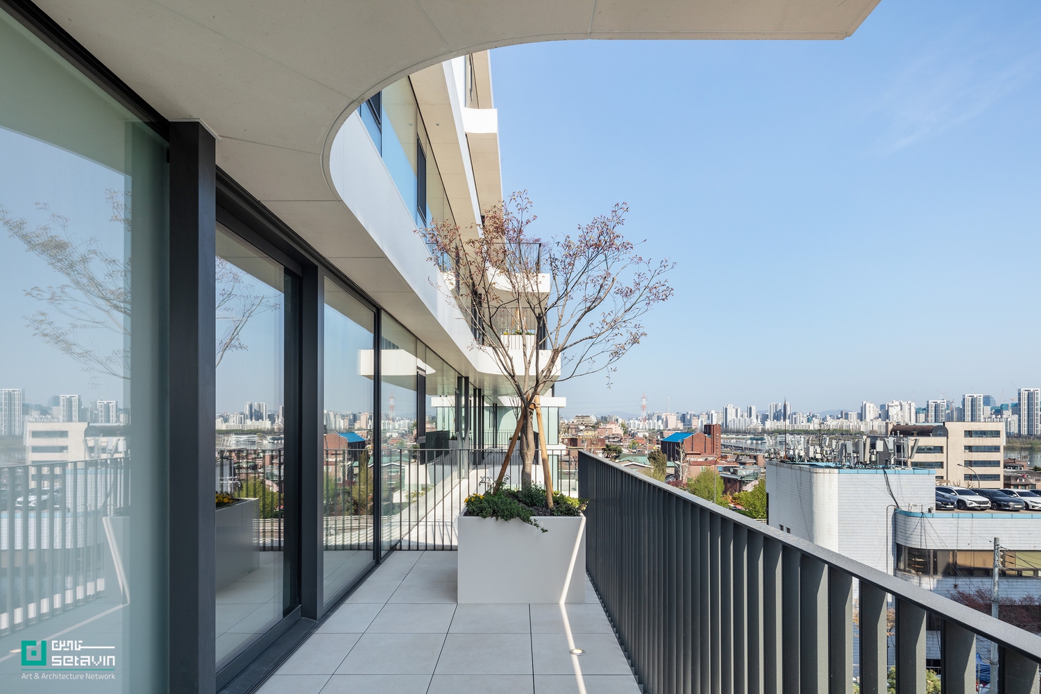 پروژه AFER Hangang در سئول، اثر Hyunjoon Yoo + Partners، با فرم پلکانی و تراس‌های باز، رویکردی نو به زندگی آپارتمانی و ارتباط انسان با طبیعت ارائه می‌دهد.
