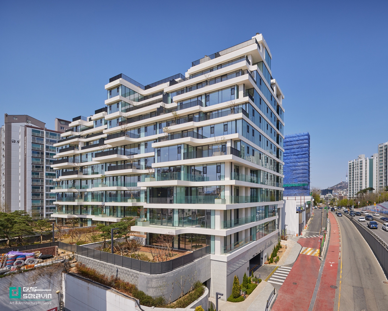 پروژه AFER Hangang در سئول، اثر Hyunjoon Yoo + Partners، با فرم پلکانی و تراس‌های باز، رویکردی نو به زندگی آپارتمانی و ارتباط انسان با طبیعت ارائه می‌دهد.