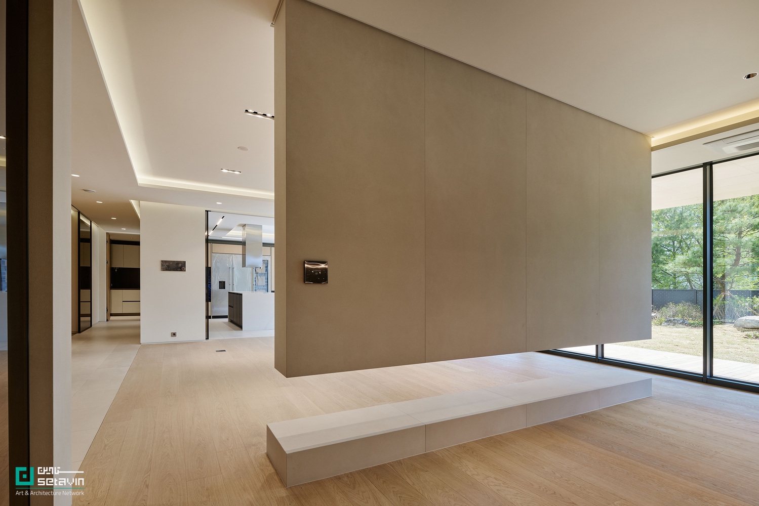 پروژه AFER Hangang در سئول، اثر Hyunjoon Yoo + Partners، با فرم پلکانی و تراس‌های باز، رویکردی نو به زندگی آپارتمانی و ارتباط انسان با طبیعت ارائه می‌دهد.