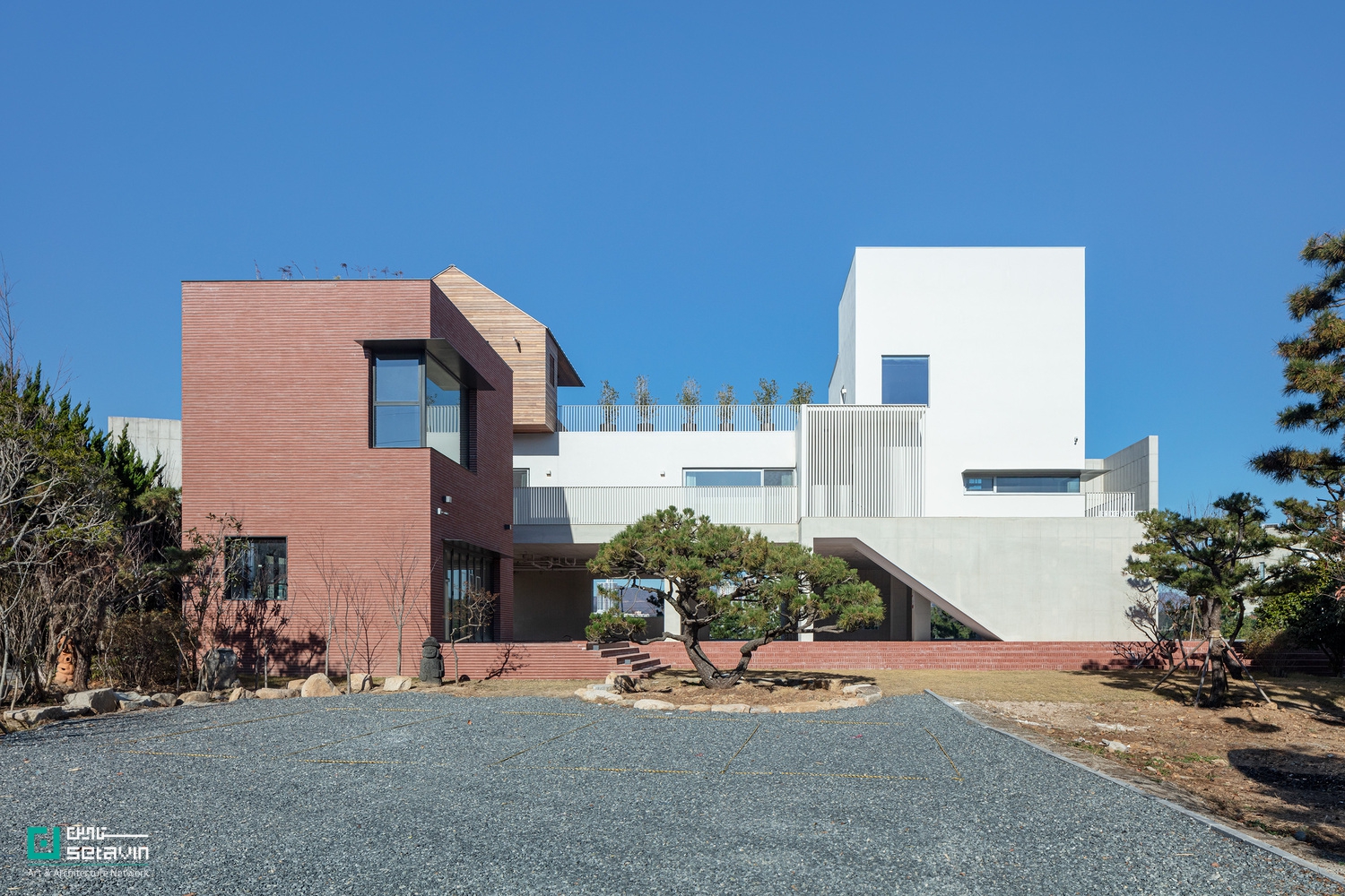 پروژه Wind Fence 2 در بوسان، اثر Hyunjoon Yoo + Partners، گسترش یک سازه ساحلی است که با الهام از باد و موج، ترکیبی از کاربری تجاری و مسکونی را ارائه می‌دهد.