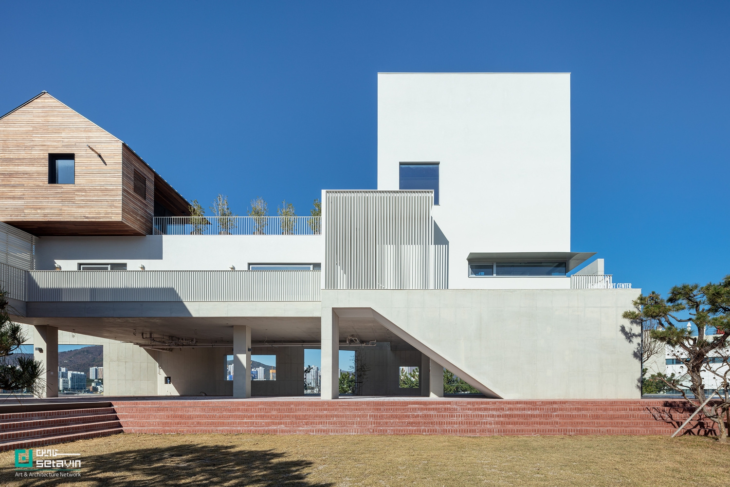 پروژه Wind Fence 2 در بوسان، اثر Hyunjoon Yoo + Partners، گسترش یک سازه ساحلی است که با الهام از باد و موج، ترکیبی از کاربری تجاری و مسکونی را ارائه می‌دهد.