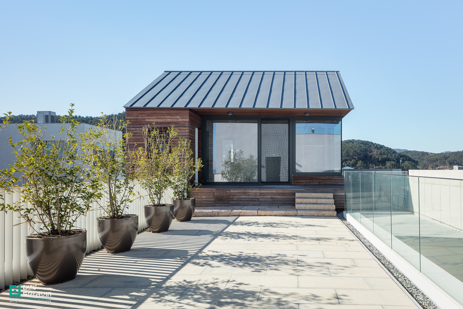پروژه Wind Fence 2 در بوسان، اثر Hyunjoon Yoo + Partners، گسترش یک سازه ساحلی است که با الهام از باد و موج، ترکیبی از کاربری تجاری و مسکونی را ارائه می‌دهد.