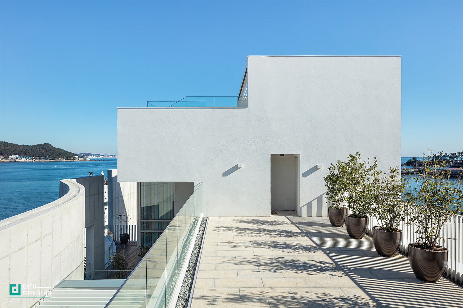 پروژه Wind Fence 2 در بوسان، اثر Hyunjoon Yoo + Partners، گسترش یک سازه ساحلی است که با الهام از باد و موج، ترکیبی از کاربری تجاری و مسکونی را ارائه می‌دهد.