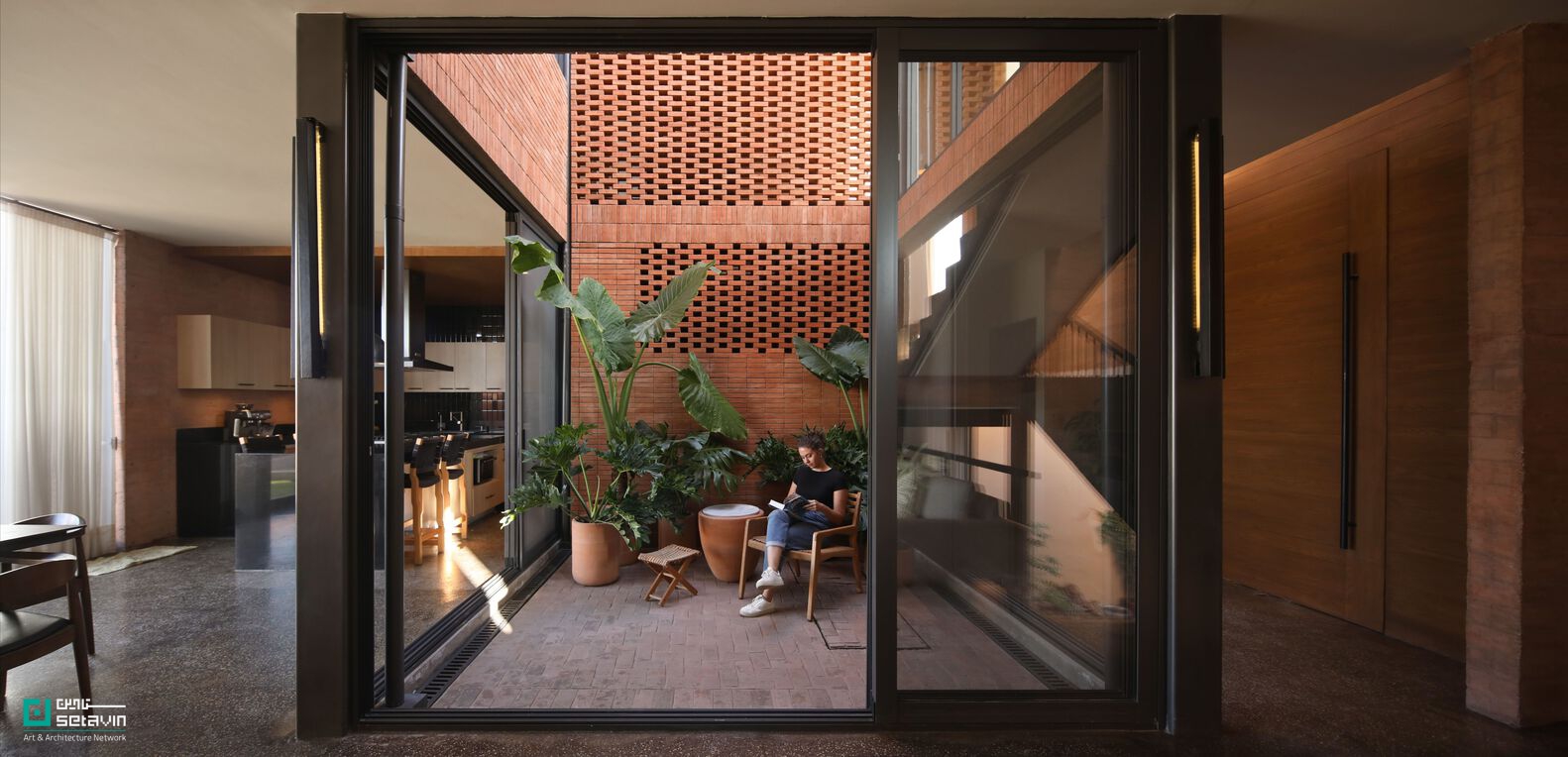 Casa Juriquilla اثر Estudio Mero در مکزیک؛ خانه‌ای با مفهوم پاسیو، دیوارهای سفالی، تهویه طبیعی و سیستم‌های پایدار برای زیستی هماهنگ با طبیعت.
