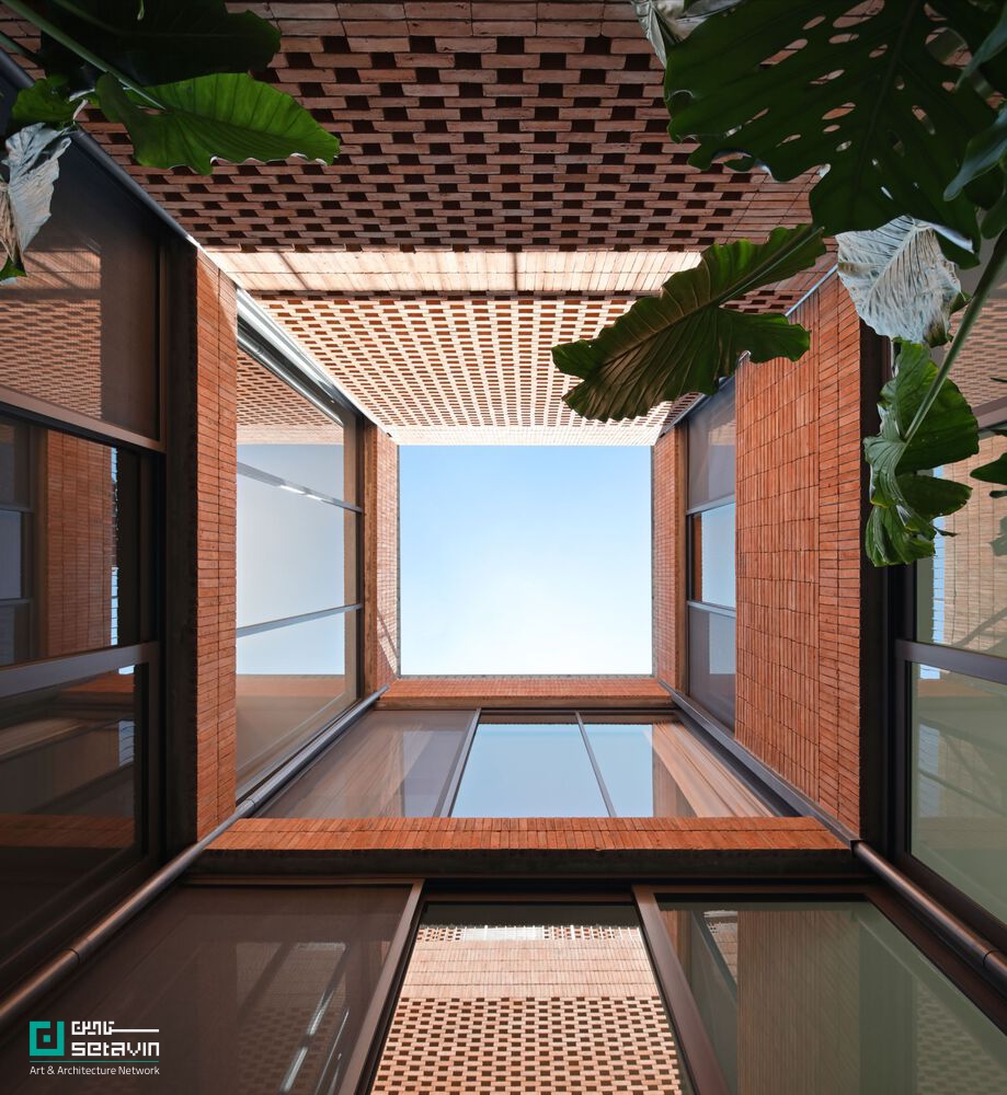 Casa Juriquilla اثر Estudio Mero در مکزیک؛ خانه‌ای با مفهوم پاسیو، دیوارهای سفالی، تهویه طبیعی و سیستم‌های پایدار برای زیستی هماهنگ با طبیعت.