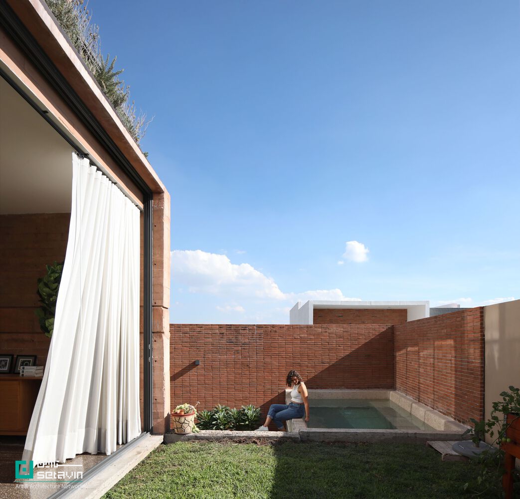 Casa Juriquilla اثر Estudio Mero در مکزیک؛ خانه‌ای با مفهوم پاسیو، دیوارهای سفالی، تهویه طبیعی و سیستم‌های پایدار برای زیستی هماهنگ با طبیعت.