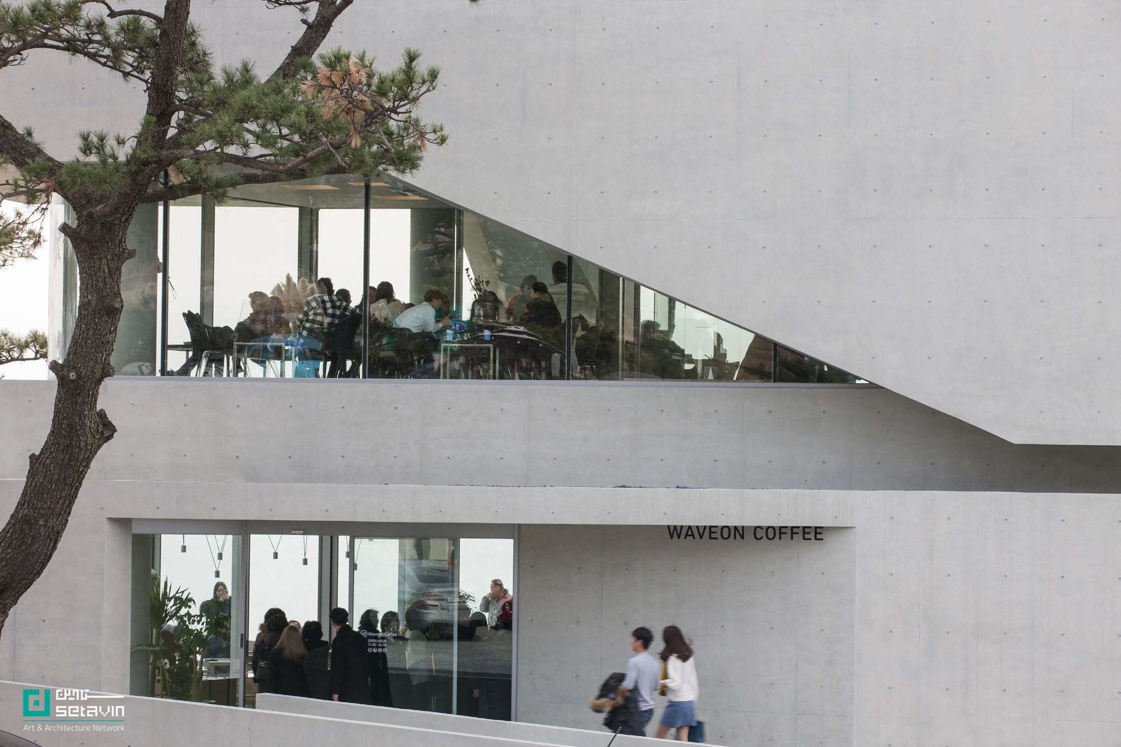 کافه Gijang Waveon در نزدیکی بوسان کره‌جنوبی، اثر Heesoo Kwak + IDMM Architects؛ حجمی پله‌پله با راهروهای طولانی، void مرکزی و سکوهای سنتی زیر کاج، برای تماشای چندلایه دریا و ساحل.