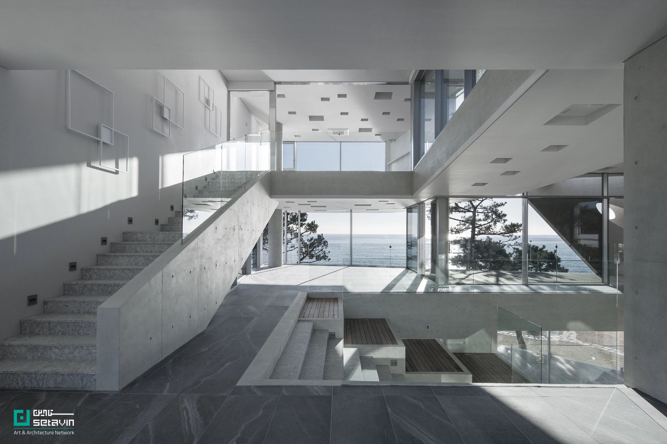 کافه Gijang Waveon در نزدیکی بوسان کره‌جنوبی، اثر Heesoo Kwak + IDMM Architects؛ حجمی پله‌پله با راهروهای طولانی، void مرکزی و سکوهای سنتی زیر کاج، برای تماشای چندلایه دریا و ساحل.