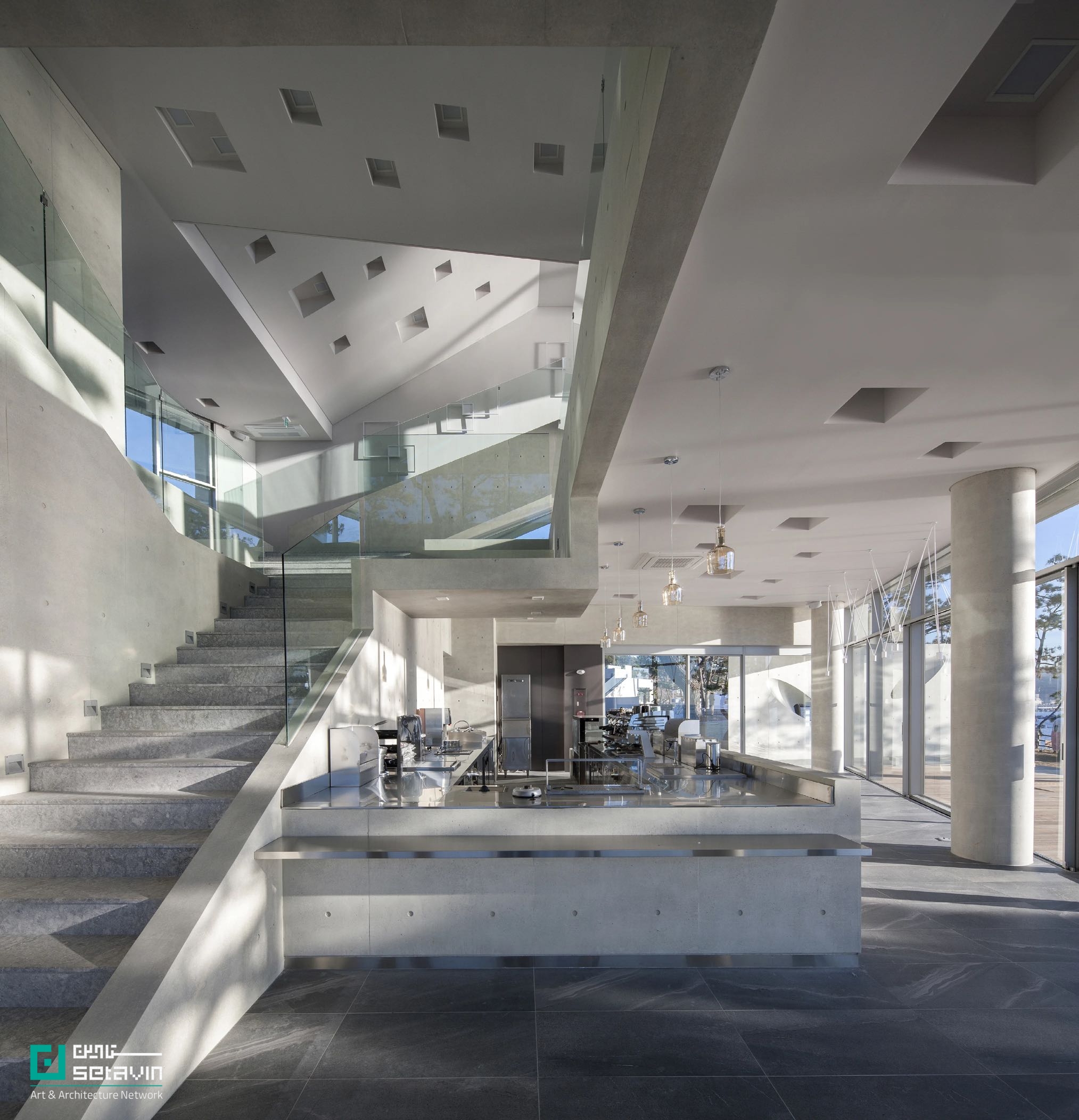 کافه Gijang Waveon در نزدیکی بوسان کره‌جنوبی، اثر Heesoo Kwak + IDMM Architects؛ حجمی پله‌پله با راهروهای طولانی، void مرکزی و سکوهای سنتی زیر کاج، برای تماشای چندلایه دریا و ساحل.