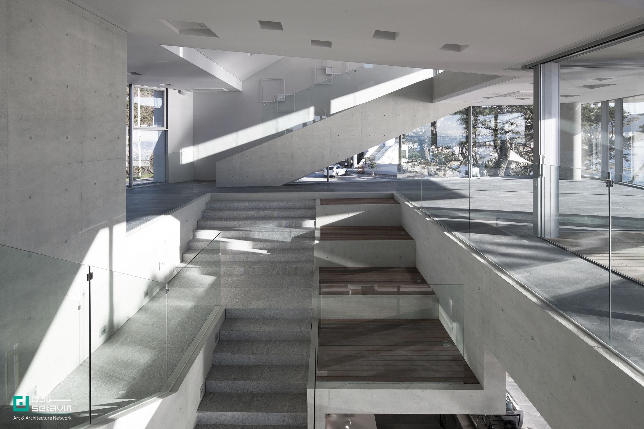 کافه Gijang Waveon در نزدیکی بوسان کره‌جنوبی، اثر Heesoo Kwak + IDMM Architects؛ حجمی پله‌پله با راهروهای طولانی، void مرکزی و سکوهای سنتی زیر کاج، برای تماشای چندلایه دریا و ساحل.