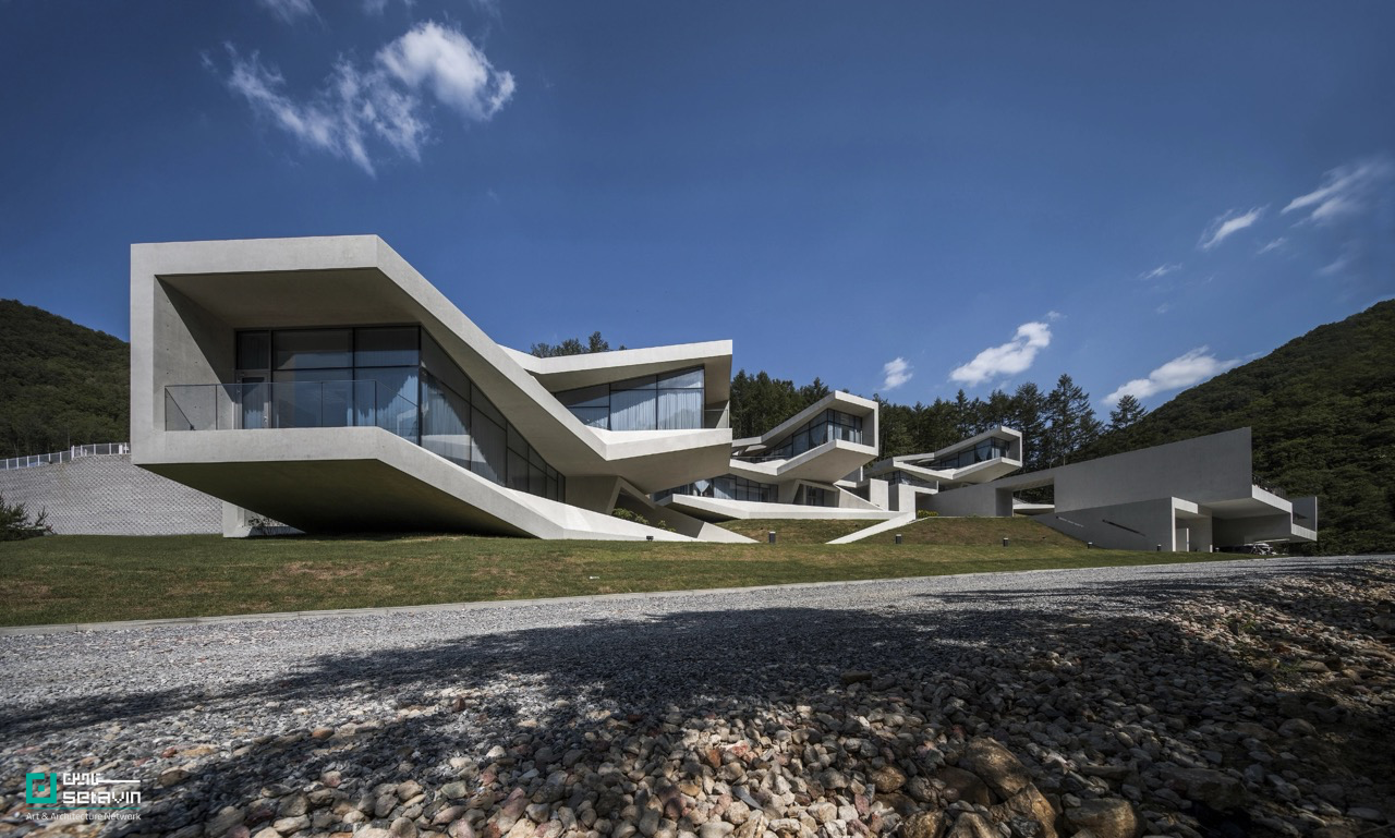 U RETREAT در Hongcheon-gun کره‌جنوبی، اثر Heesoo Kwak + IDMM Architects؛ هتلی پلکانی در شیب تند مقابل صخره ۱۰۰ متری، الهام‌گرفته از معماری Jeongja، با واحدهای چندسطحی، تراس‌ها و استخرهای خصوصی در پیوند مستقیم با طبیعت.