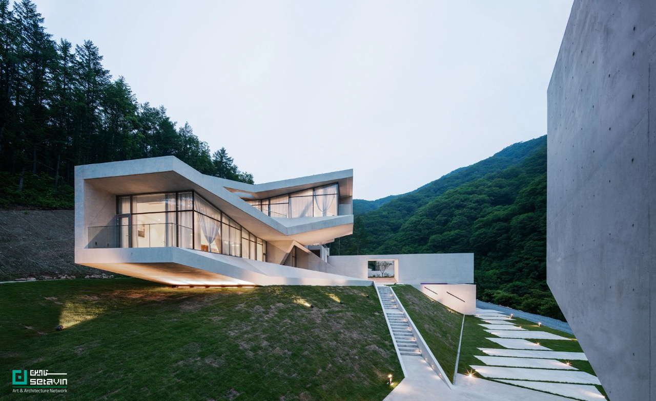 U RETREAT در Hongcheon-gun کره‌جنوبی، اثر Heesoo Kwak + IDMM Architects؛ هتلی پلکانی در شیب تند مقابل صخره ۱۰۰ متری، الهام‌گرفته از معماری Jeongja، با واحدهای چندسطحی، تراس‌ها و استخرهای خصوصی در پیوند مستقیم با طبیعت.
